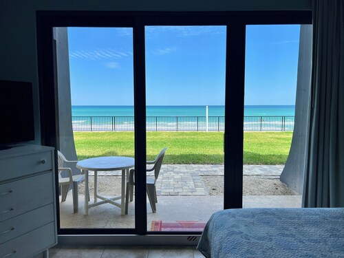 First Floor Private Paradise Ocean Front Studio FALL SALE! POOL OPEN!!