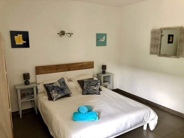 1 habitación, tabla de planchar con plancha, wifi gratis y ropa de cama 