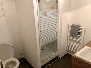 Sèche-cheveux, serviettes fournies, savon, shampoing