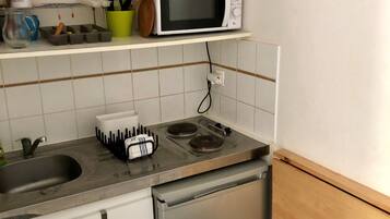 Réfrigérateur, micro-ondes, plaque de cuisson, cafetiÚre/bouilloire