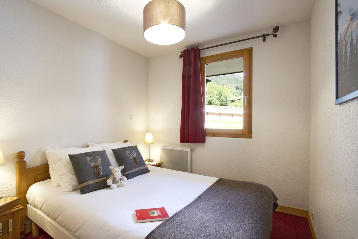 Laptop workspace, soundproofing, cribs (surcharge), WiFi (surcharge)