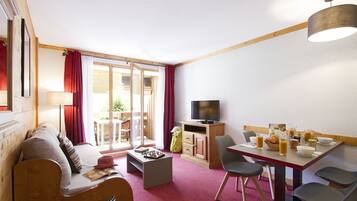 Apartment (4 People) | Laptop workspace, soundproofing, cribs/infant beds, WiFi