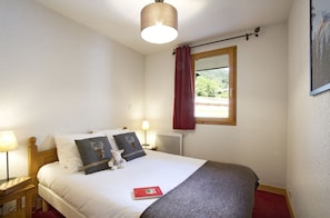 Laptop workspace, soundproofing, cribs/infant beds, WiFi