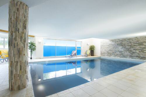 Una piscina cubierta