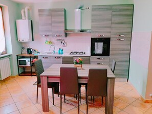 Microwave, coffee/tea maker, cookware/dishes/utensils