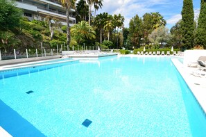 Outdoor pool - Cannes Eden. Large sea view studio, beach access, quiet, swimming pool and tennis. (Vallauris)