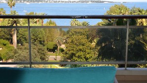 A balcony with a view of the sea and greenery. - Cannes Eden. Large sea view studio, beach access, quiet, swimming pool and tennis. (Vallauris)