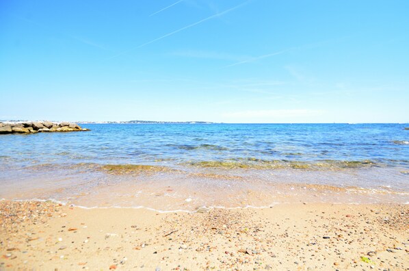 On the beach, sun-loungers - Cannes Eden. Large sea view studio, beach access, quiet, swimming pool and tennis. (Vallauris)