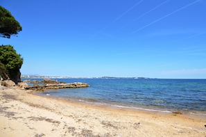 On the beach, sun-loungers - Cannes Eden. Large sea view studio, beach access, quiet, swimming pool and tennis. (Vallauris)