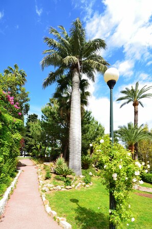 Property grounds - Cannes Eden. Large sea view studio, beach access, quiet, swimming pool and tennis. (Vallauris)