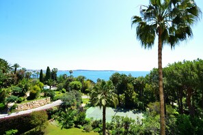 Sports court - Cannes Eden. Large sea view studio, beach access, quiet, swimming pool and tennis. (Vallauris)