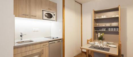 Een koelkast, een magnetron, een vaatwasser