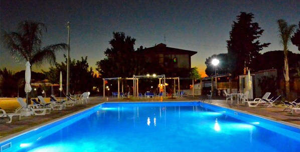 Seasonal outdoor pool, pool umbrellas, sun loungers - B&B Villa Anna (Castelvetrano)