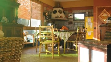 Shared fridge, microwave, cookware/dishes/utensils