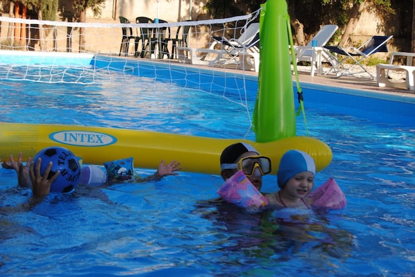 Piscina externa sazonal, guarda-sóis, espreguiçadeiras