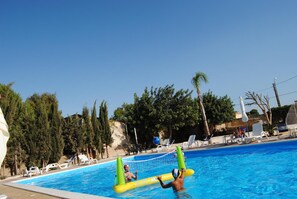 Seasonal outdoor pool, pool umbrellas, pool loungers - B&B Villa Anna (Castelvetrano)