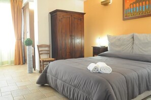 In-room safe, individually decorated, desk, iron/ironing board - B&B Villa Anna (Castelvetrano)
