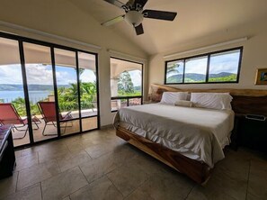 3 室のベッドルーム、デスク、WiFi (無料)、ベッドシーツ