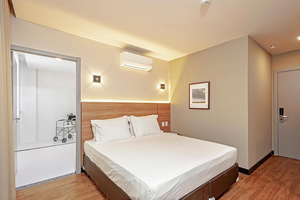 Minibar, Zimmersafe, Schreibtisch, Verdunkelungsvorhänge
