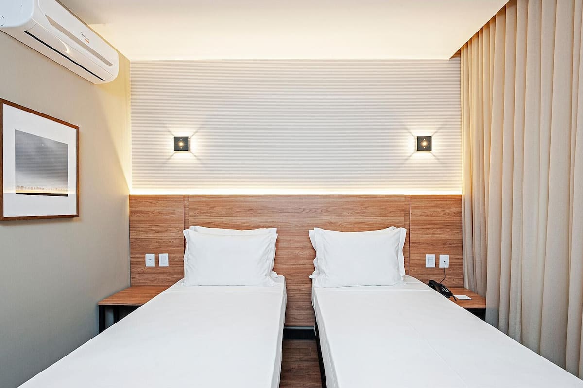Minibar, Zimmersafe, Schreibtisch, Verdunkelungsvorhänge