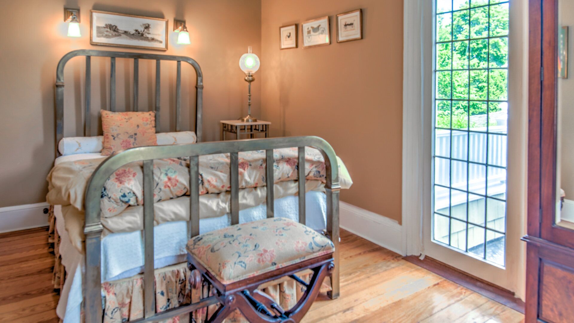 5 bedrooms, iron/ironing board, Internet, bed sheets