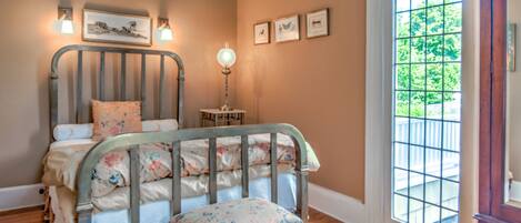 5 bedrooms, iron/ironing board, Internet, bed sheets