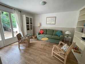 TV, peis, DVD-spiller og bordtennis