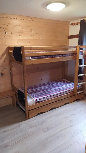 1 chambre, lit de bébé portatif