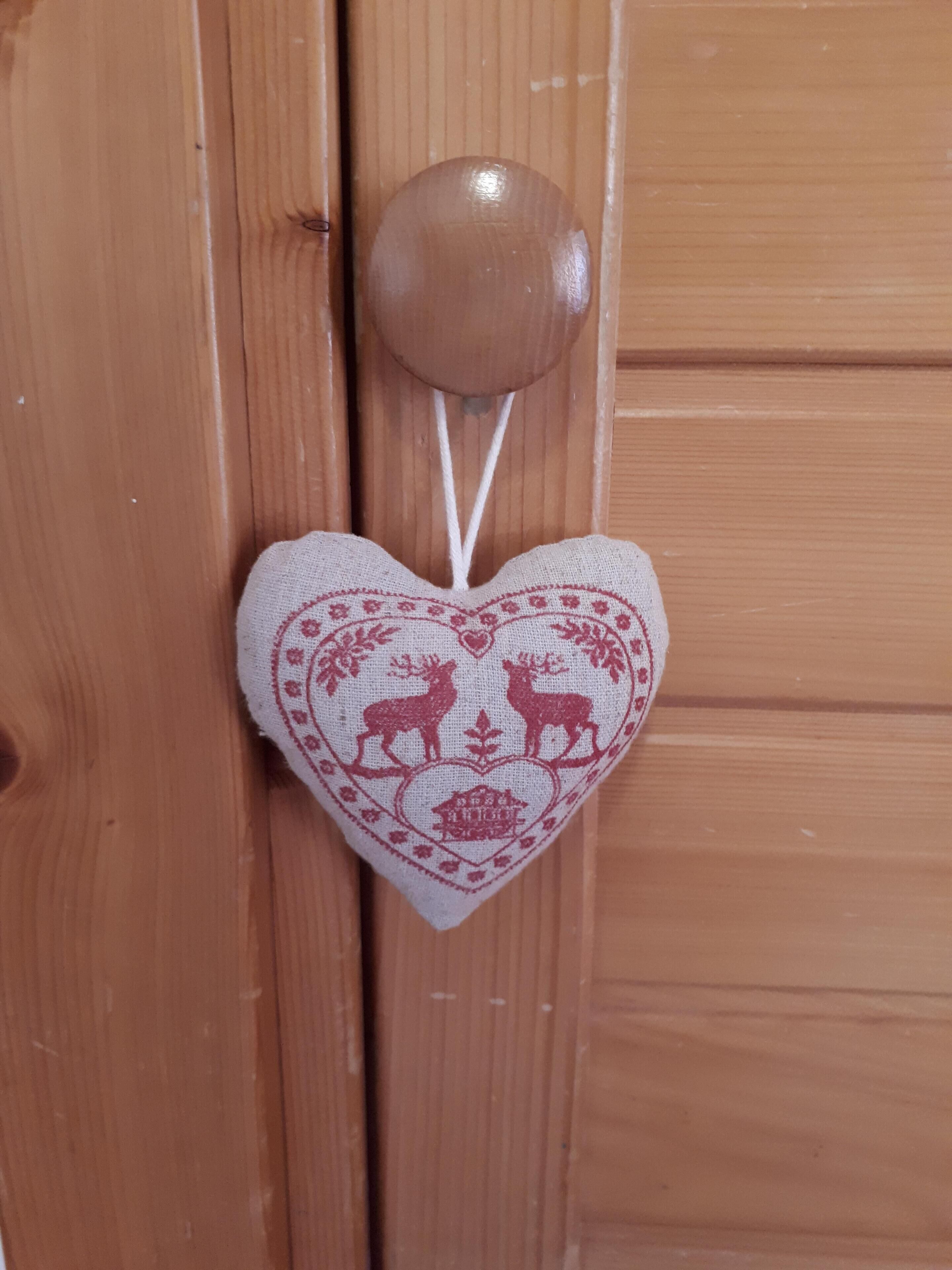Una puerta de madera con un adorno con forma de corazón.