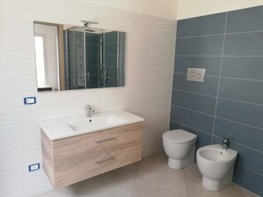 Premium-dobbeltværelse - balkon - byudsigt | Badeværelse | Bruser, brusehoved med spredningseffekt, gratis toiletartikler