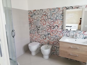Habitación doble Confort, balcón, vista a la ciudad | Baño | Regadera, regadera tipo lluvia, amenidades de baño gratuitas 