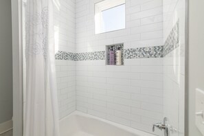 Badewanne, Haartrockner, Handtücher, Seife