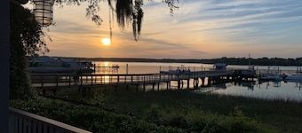 Luxury Home in Old Town Bluffton + FREE Golf Cart. Sleeps 8 - Downtown location