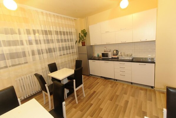 Fridge, coffee/tea maker, electric kettle, blender