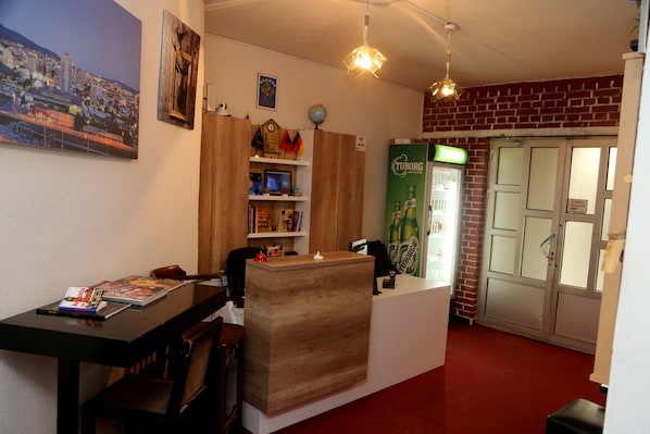 Reception - Moon Hostel (Pristina)
