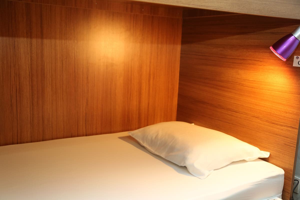 1 kamar tidur, selimut bulu angsa, dan meja kerja