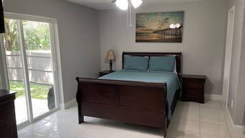 3 quartos, escrivaninha, ferros/tábuas de passar roupa