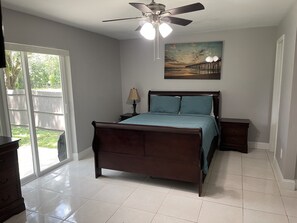 3 quartos, escrivaninha, ferros/tábuas de passar roupa