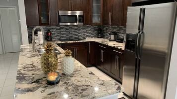 Geladeira, micro-ondas, cooktop, cafeteira/chaleira