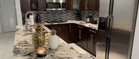 Kühlschrank, Mikrowelle, Herdplatte, Wasserkocher mit Kaffee-/Teezubehör