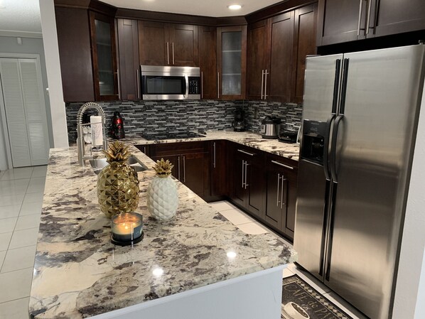 Geladeira, micro-ondas, cooktop, cafeteira/chaleira