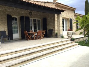 Outdoor dining - Vacation rental house with pool TAILLADES LS2-281 (Taillades)