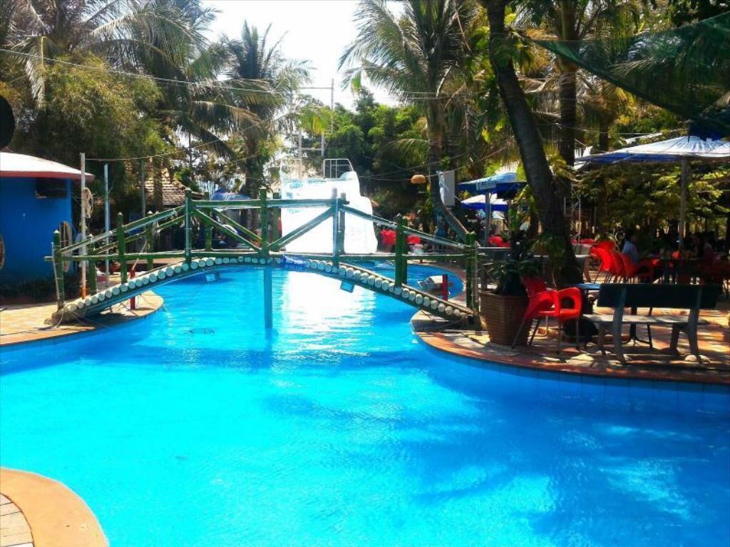 Een binnenzwembad en een buitenzwembad