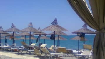 NĂ€ra stranden och solstolar