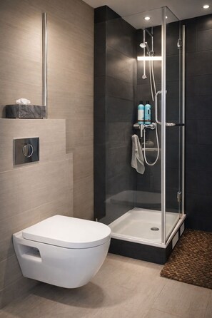 Suihku, hiustenkuivaaja, pyyhkeet, saippua