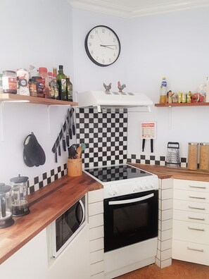 Kühlschrank, Mikrowelle, Ofen, Herdplatte