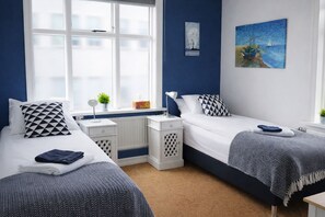 Camas com colchões pillow-top, individualmente decorados