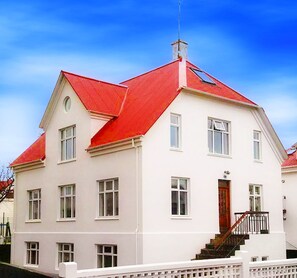 Front of property - Refurinn Reykjavik Guesthouse - Hostel (Reykjavik)