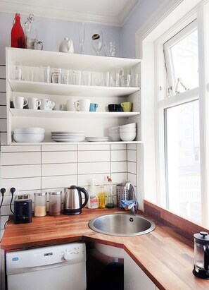 Fridge, microwave, oven, stovetop - Refurinn Reykjavik Guesthouse - Hostel (Reykjavik)