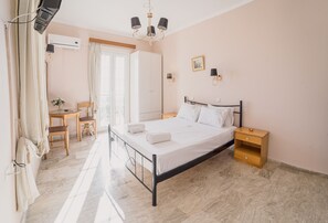 1 bedroom, iron/ironing board, WiFi, bed sheets - Classic Studio Suite (Poros, Cephalonia)